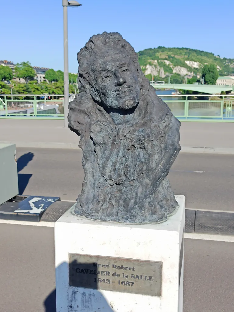 Buste de Cavelier de La Salle sur le pont Boieldieu à Rouen
