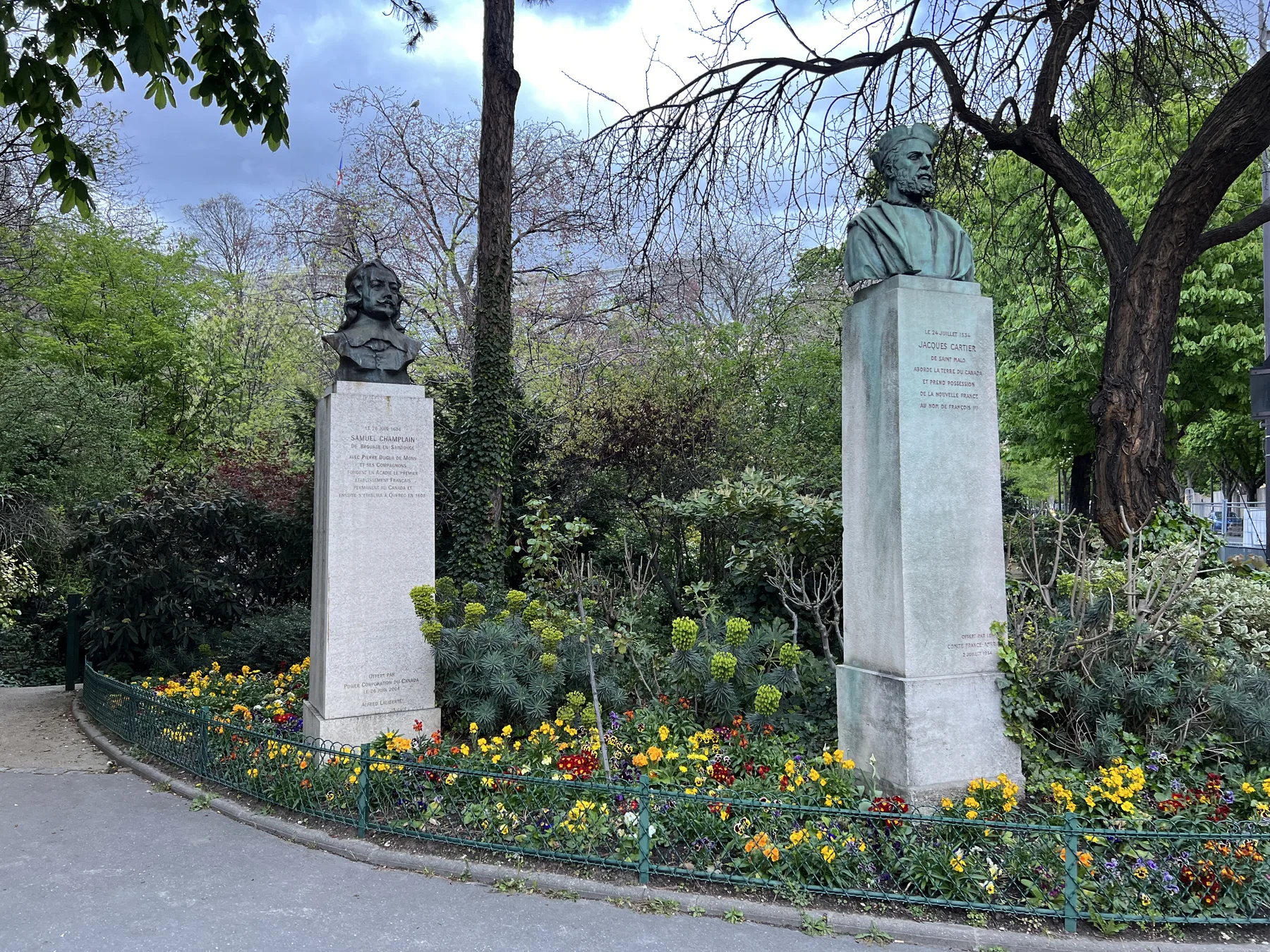 Bustes de Samuel Champlain et Jacques Cartier au Jardin de la Nouvelle-France à Paris